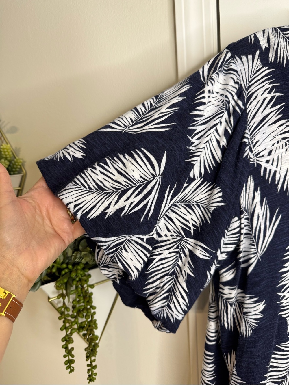 Chico’s Navy Tropical Print Top - Picture 4 of 6